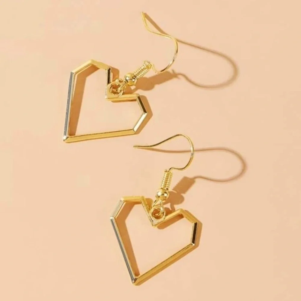 3/$30 💛 Heart Drop Earrings